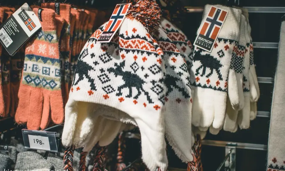 Czapka i rękawiczki z motywem renifera i norweską flagą – idealne pamiątki, by poczuć klimat Skandynawii. Co przywieźć z Norwegii? Taki zestaw!