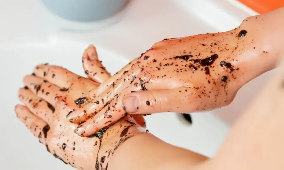 Peeling z kawy: Zrób to sama! Sekret gładkiej i jędrnej skóry