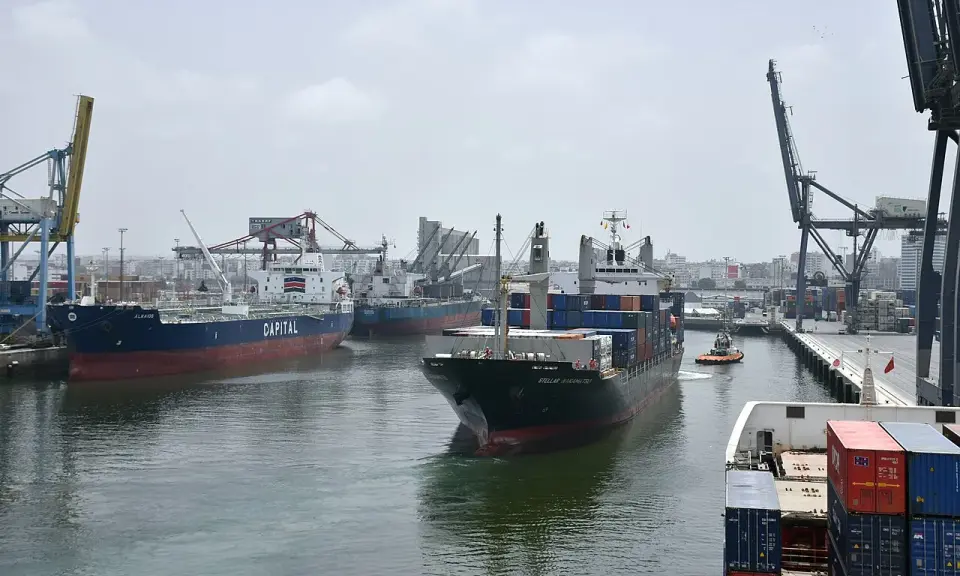 Navi da carico e gru nel porto di Casablanca. Un rimorchiatore assiste una nave portacontainer.