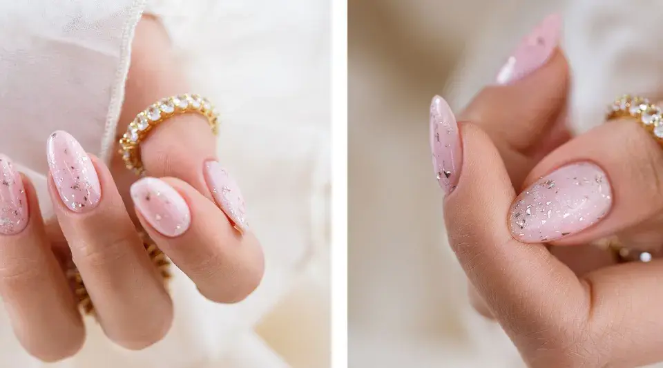 Delikatne, różowe paznokcie z brokatem, ozdobione złotym pierścionkiem. Stylizacja idealna dla każdej kobiety, która ceni elegancję, nawet w stylu baby boomer.