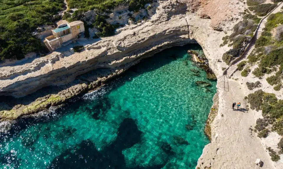 Malta oferuje malownicze plaze, jak ta z turkusową wodą i skalistymi klifami, gdzie można podziwiać piękno natury.