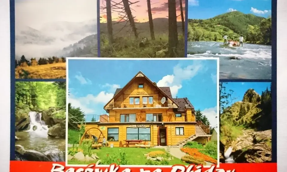 Widok na bacówkę Królowej Jadwigi, otoczoną górami, lasami i rwącą rzeką.