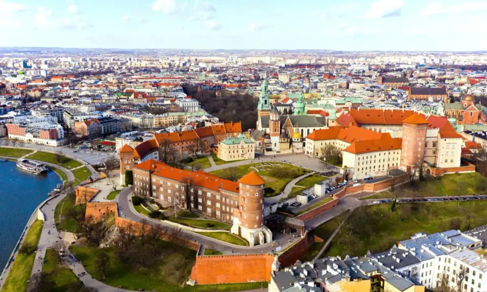 Wawel w Krakowie, idealne miejsce na romantyczny spacer. Widok na zamek i miasto.