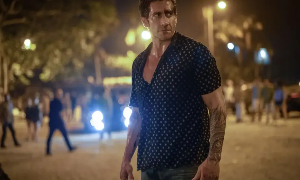 Jake Gyllenhaal w nocnej scenerii, gotowy na akcję w jednym z najlepszych thrillerów.