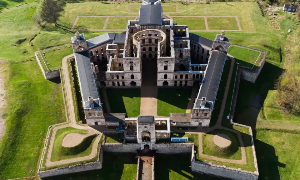 Zamek Krzyżtopór z lotu ptaka. Zobacz zamek krzyżtopór ciekawostki i jego imponującą architekturę.