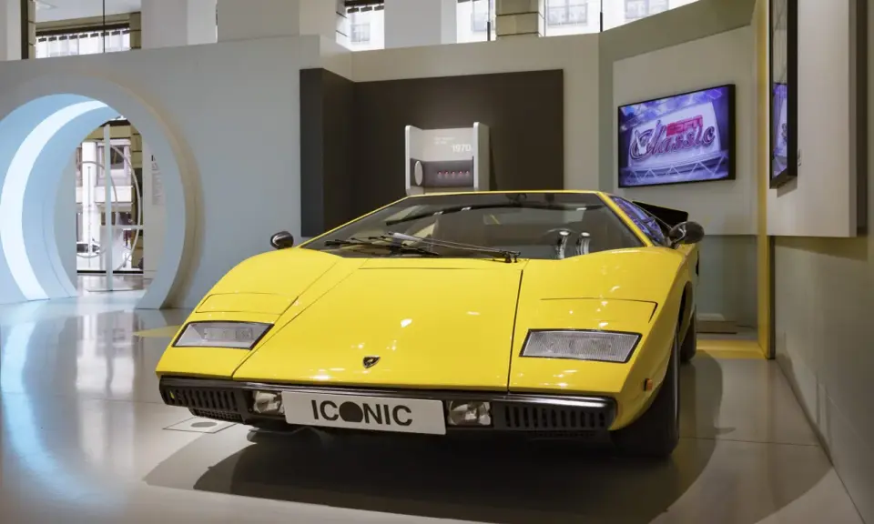 Gelber Lamborghini Countach LP400, ein ikonisches Meisterwerk der Automobilgeschichte, steht im Rampenlicht.