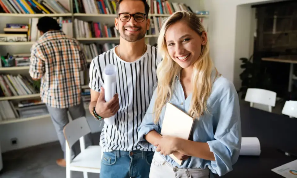 Uśmiechnięci studenci w Warszawie, planujący swoją przyszłość w logistyce.