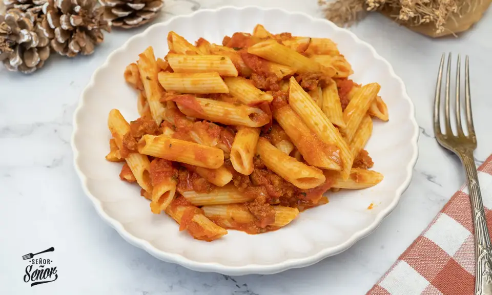 Un plato de macarrones con chorizo, cubiertos con una rica salsa de tomate. ¡Un clásico reconfortante!