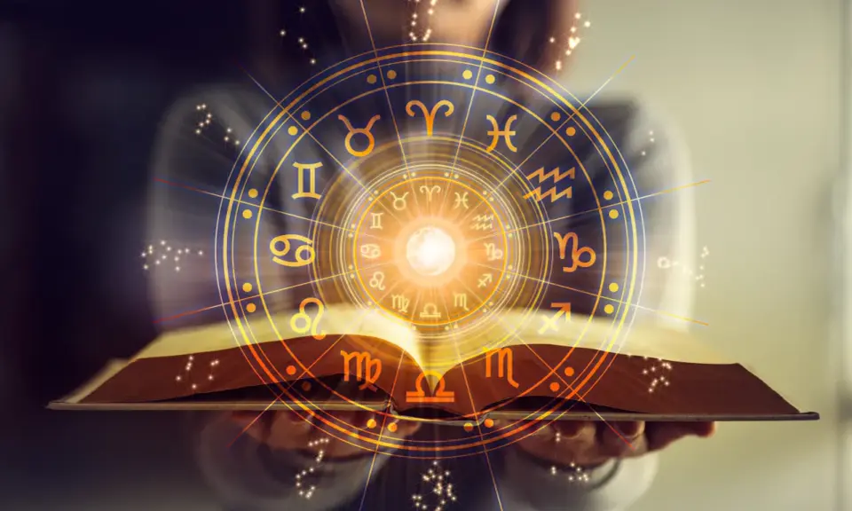 Otwarta księga z kręgiem znaków zodiaku. Horoskop Bliźnięta zdrowie – odkryj swój potencjał.