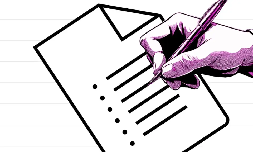 Hand mit Stift erstellt einen Schreibplan auf einem Blatt Papier mit einer Checkliste.
