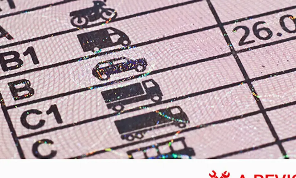 Detalle de un carnet de conducir con categorías de vehículos. Averigua cuanto cuesta renovar el carnet de conducir.