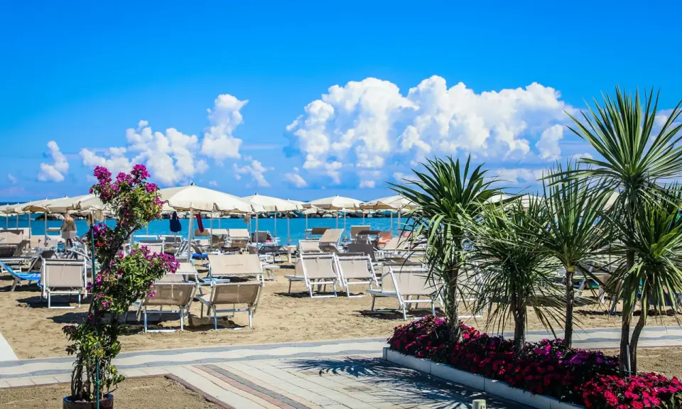 Spiaggia attrezzata con lettini e ombrelloni, palme e fiori colorati. Un'oasi di relax al Valentini Family Village, dove l'Hotel Rosalba vi aspetta.