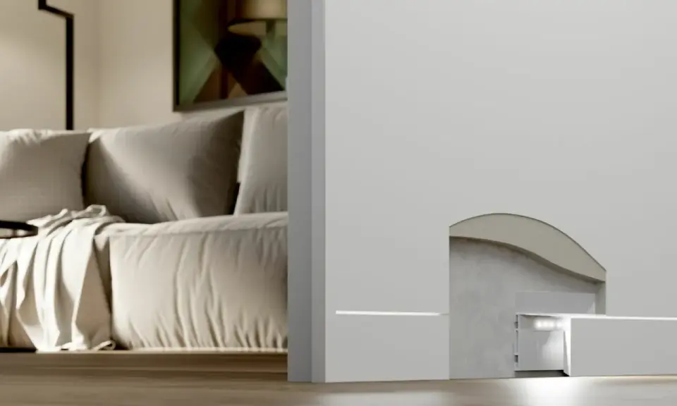 Dettaglio tecnico di un battiscopa filo muro con illuminazione integrata. Analisi pro e contro per un design moderno.