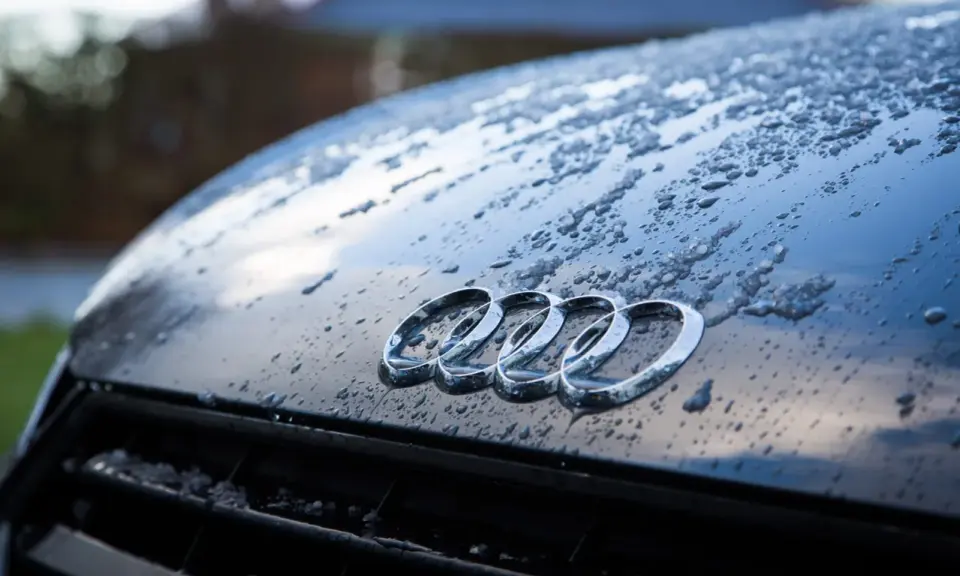Krople wody na masce Audi. Zastanawiasz się, ile kosztuje lakierowanie auta po zimie?
