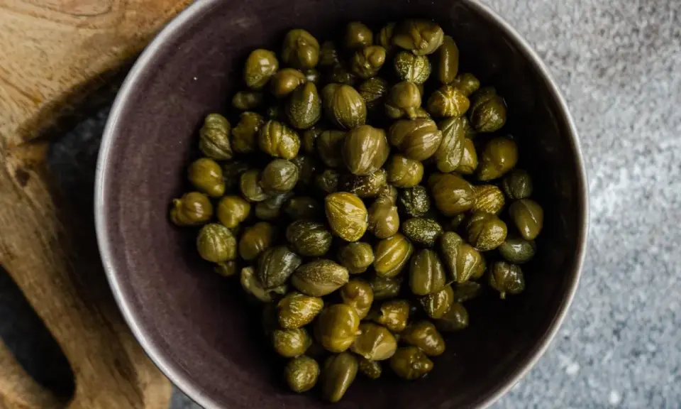 Eine Schüssel voller Kapern, bereit für ein köstliches Kapern Rezept.