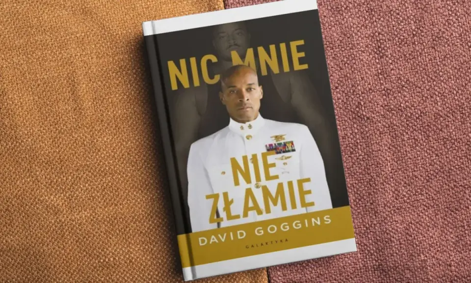 Okładka książki Davida Gogginsa "Nic mnie nie złamie". Mężczyzna w białym mundurze, z medalami, patrzy pewnie.