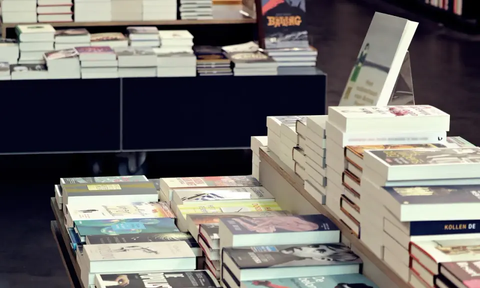 Stosy książek w Empiku, gotowe do sprzedaży. Zastanawiasz się, jak wydać książkę w Empiku? Zacznij od stworzenia bestsellerów!