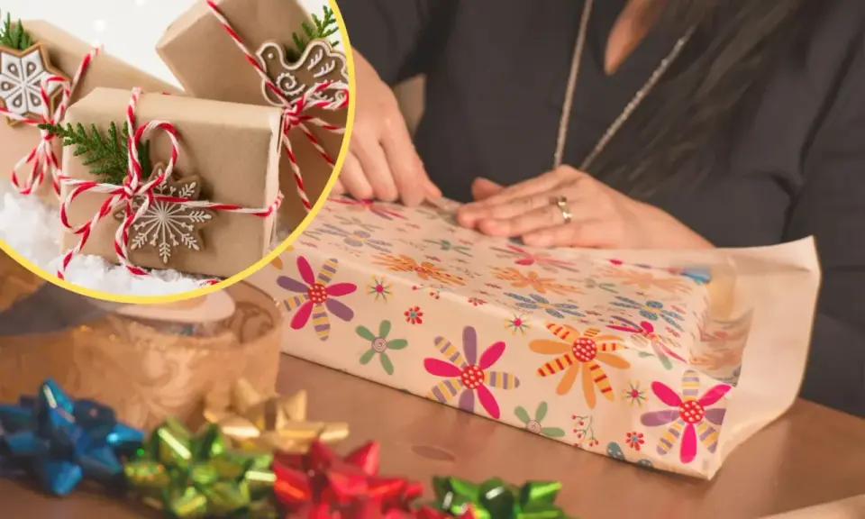 Osoba pakuje prezent w kolorowy papier. W tle widać kilka prezentów w brązowym papierze.