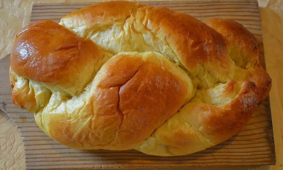 Une brioche vendéenne tressée, dorée et moelleuse, prête à être dégustée.
