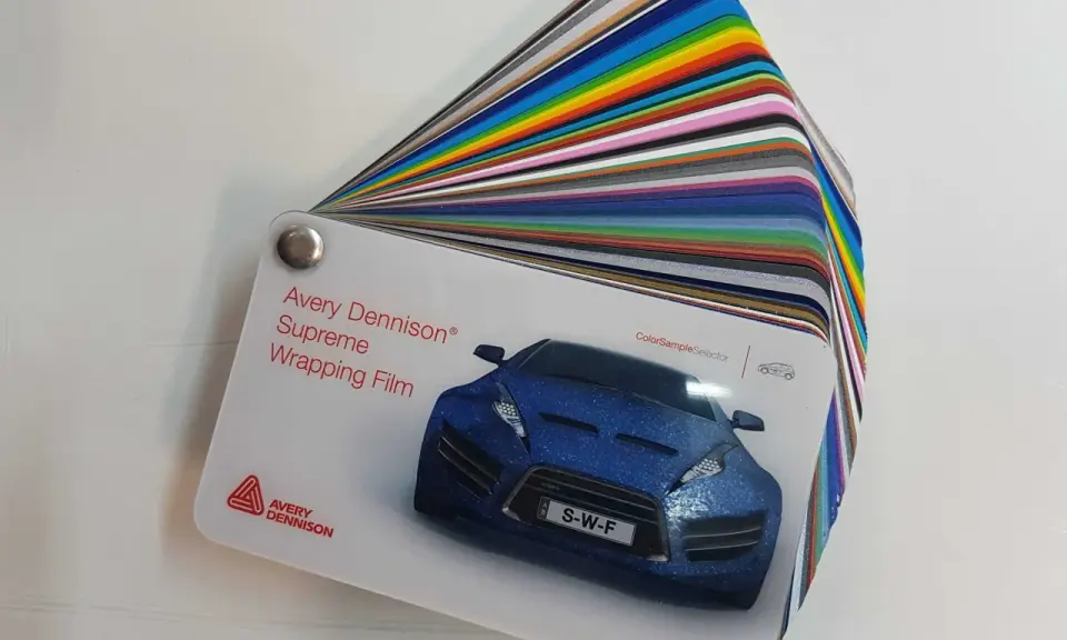 Próbnik Avery Dennison Supreme Wrapping Film z wieloma kolorami folii. Idealny do wyboru idealnego odcienia dla Twojego auta.
