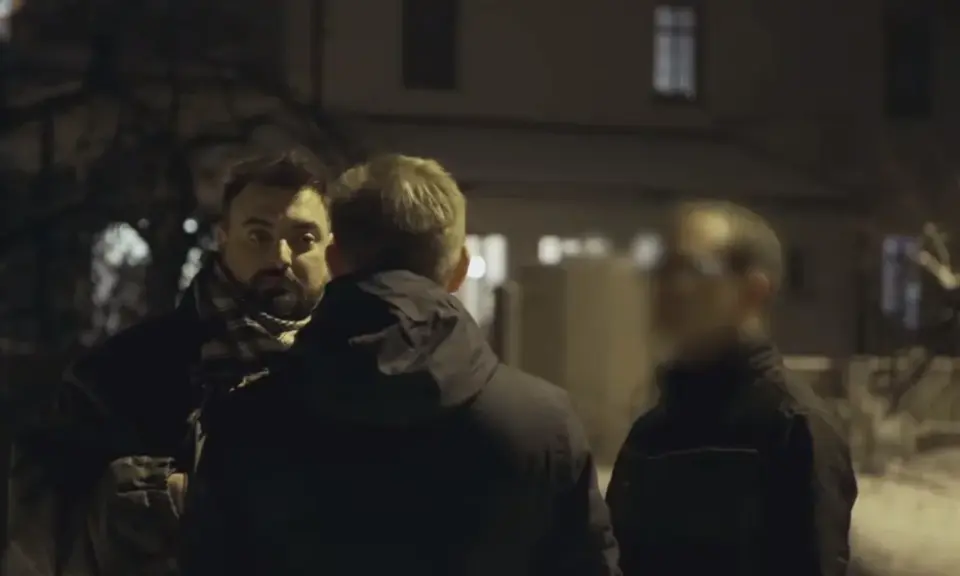 Tomasz Sekielski w mrocznej scenerii rozmawia z dwoma mężczyznami. "Tylko nie mów nikomu" - zdaje się szeptać jeden z nich.