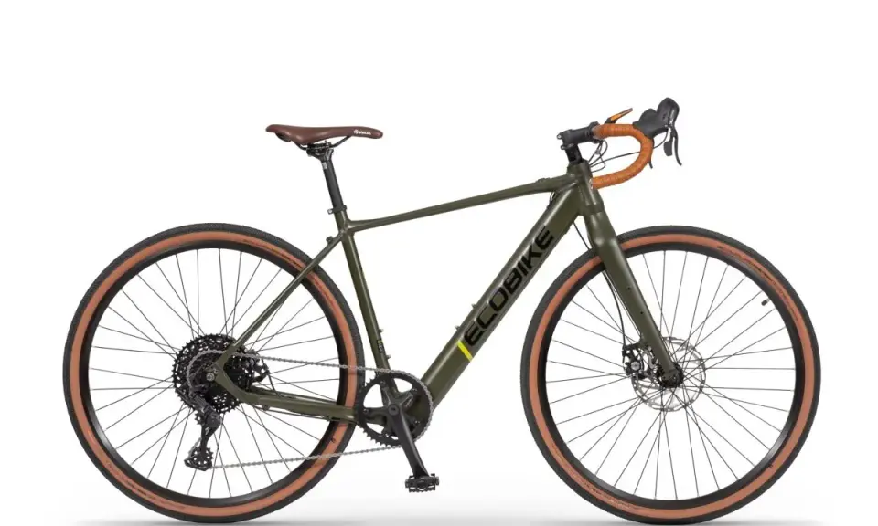 Zielony rower gravelowy z brązowym siodełkiem i owijką kierownicy. Napis "ECOBIKE" na ramie. To firma tworząca rowery.
