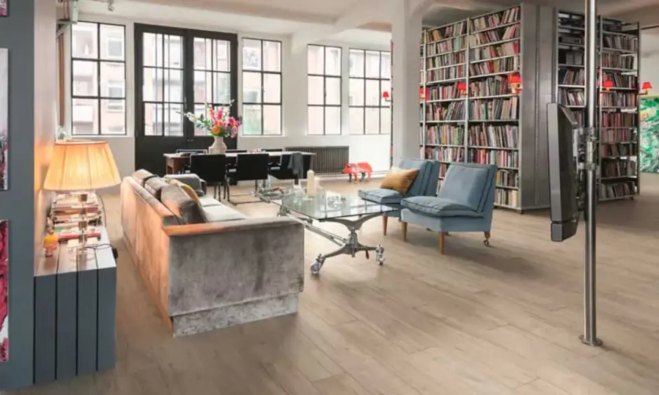Estanterías llenas de libros ofrecen fantásticas ideas para colocar libros en un salón moderno con sofás, mesa de centro y comedor.