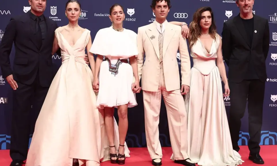 Seis personas posan en la alfombra roja de los premios Feroz.