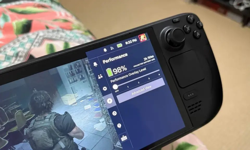 Une partie d'un Steam Deck 2 affiche un jeu et le menu performance avec 98% de batterie.