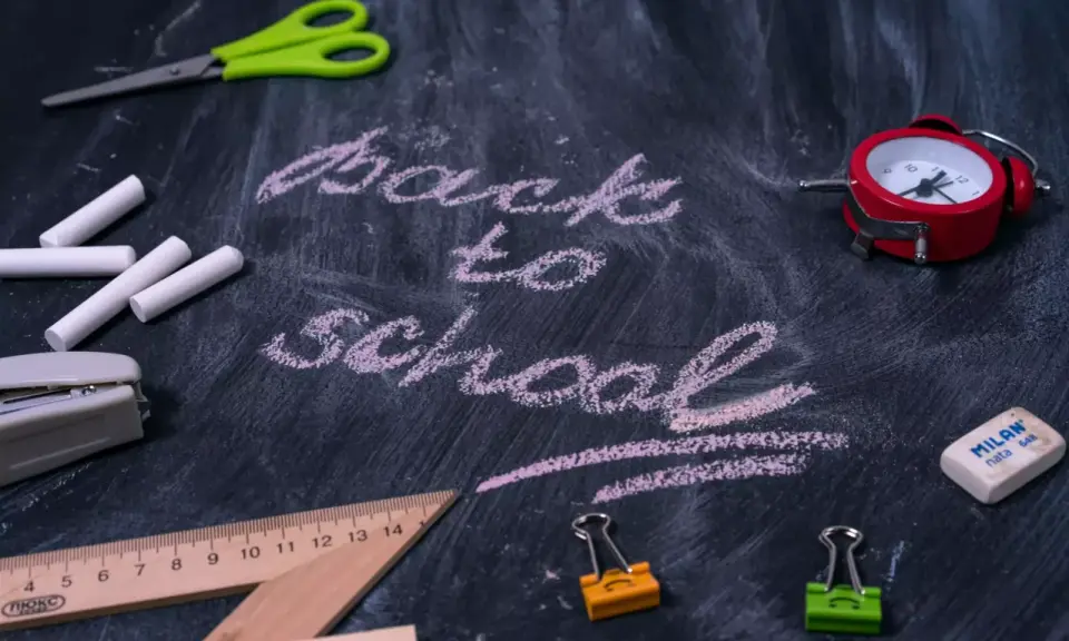 Kreidezeit! Schere, Lineal, Wecker und Büroklammern liegen bereit für spannende Kennenlernspiele und den Schulstart.