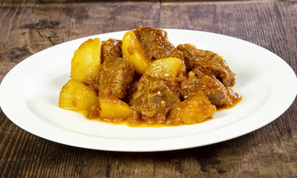 Spezzatino con patate, la ricetta della nonna che scalda il cuore. Morbidi pezzi di carne e patate dorate in un sugo saporito.