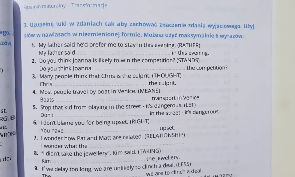 Ćwiczenia z transformacji zdań, wymagające zmiany formy wyrazów, by zachować sens.