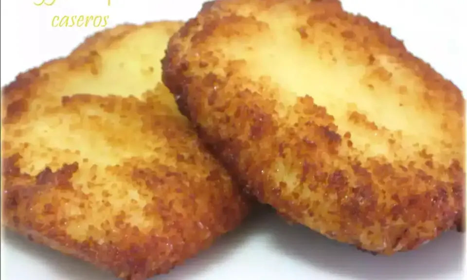 Dos deliciosos nuggets caseros dorados y crujientes, listos para disfrutar.