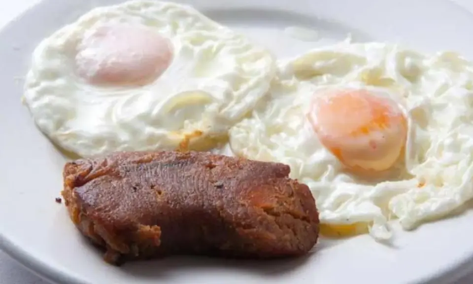 Dos huevos fritos y un trozo de morcilla, un clásico de la comida típica de Salamanca.