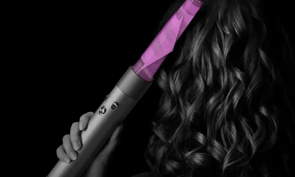 Ein Lockenstab nutzt den Coanda-Effekt, um Haare sanft zu stylen.