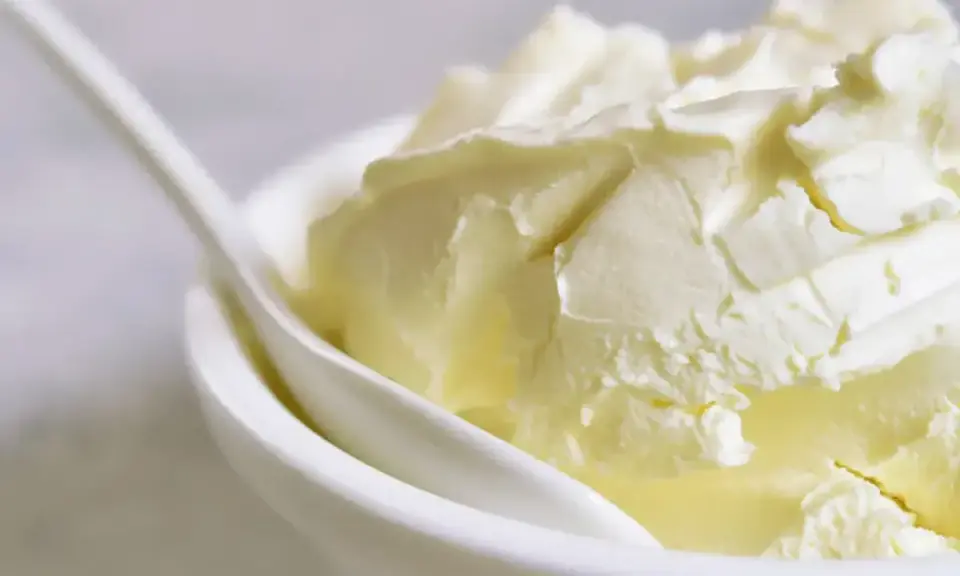 Kremowa masa w miseczce, idealna jako zamiennik mascarpone do deserów.