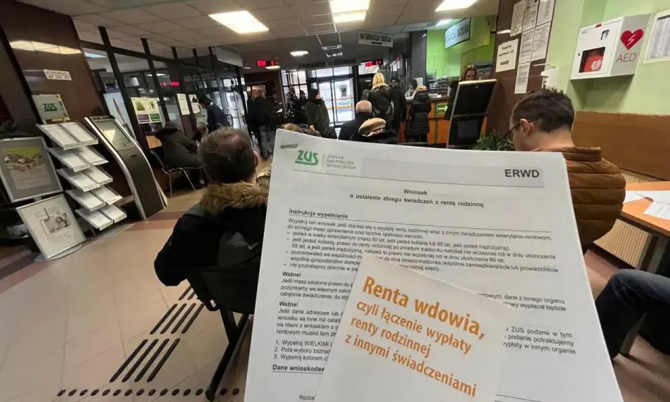 Wniosek o rentę rodzinna po mężu w ZUS. W poczekalni ZUS, ludzie czekają na informacje o dokumentach do renty rodzinnej.