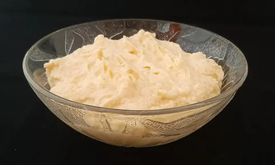 Crème d'amande facile et rapide, une texture onctueuse dans un bol en verre. Parfait pour un dessert express.