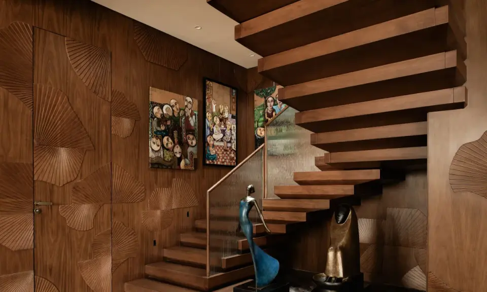 Elegante interior design casa con pareti in legno intagliato a ventaglio, quadri astratti e una scala sospesa in legno.