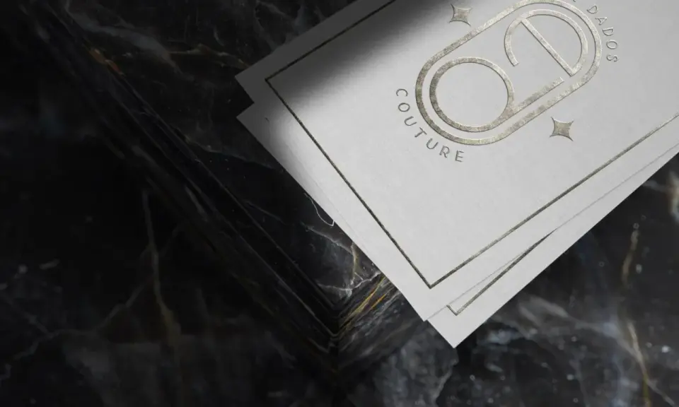 Eleganckie, kreatywne wizytówki z logo "Eva Dados Couture" na tle luksusowego marmuru.