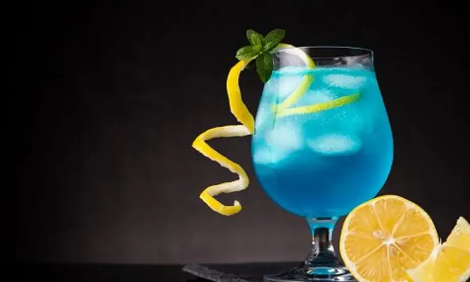 Blue Lagoon: Przepis na idealny drink i sekrety barmanów