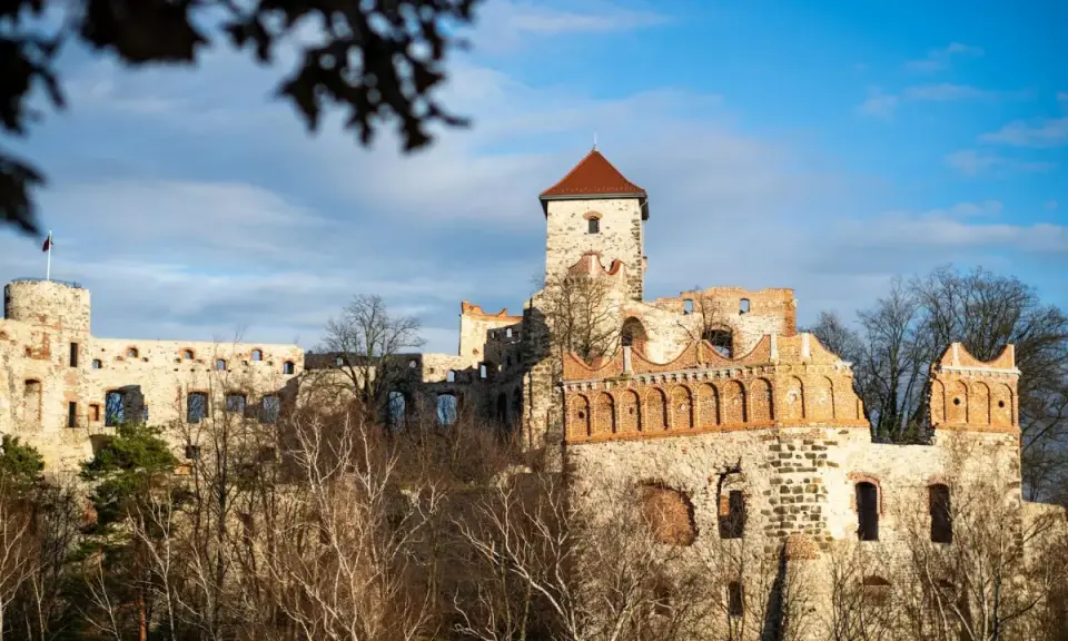 Ruiny zamku na wzgórzu, z wieżą i murami. Ile jest zamków w Polsce? Tysiące!