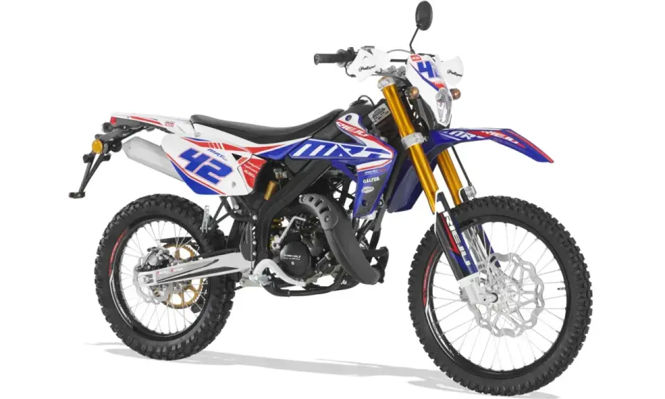 Motocykl enduro z numerem 42, gotowy na przygodę. Czy enduro można jeździć po ulicy? Ten model wygląda na wszechstronny.