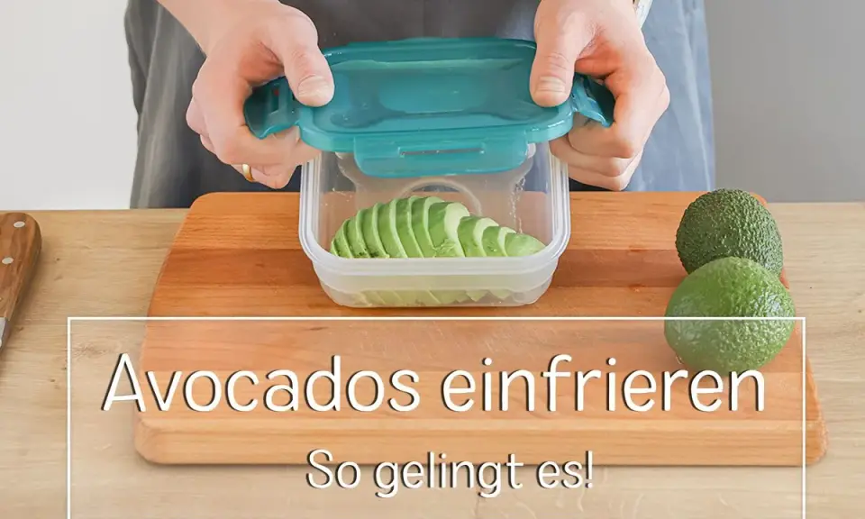 So kann man Avocado einfrieren: Scheiben in einem Behälter vorbereiten.