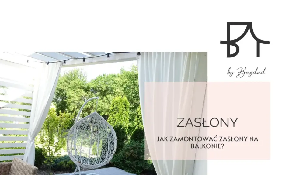 Białe zasłony na balkonie w bloku tworzą przytulną atmosferę. Wygodny fotel wiszący i zielone drzewa dopełniają ten relaksujący zakątek.