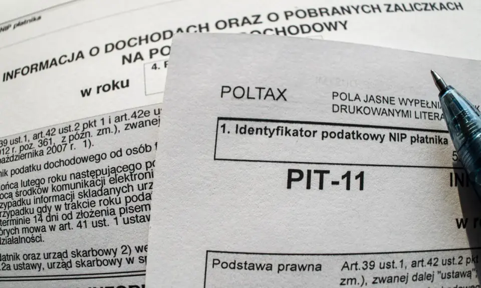 Formularz PIT-11, kluczowy do zrozumienia, jak wypełnić PIT-11 dla pracownika. Widoczny długopis sugeruje bieżące wypełnianie.
