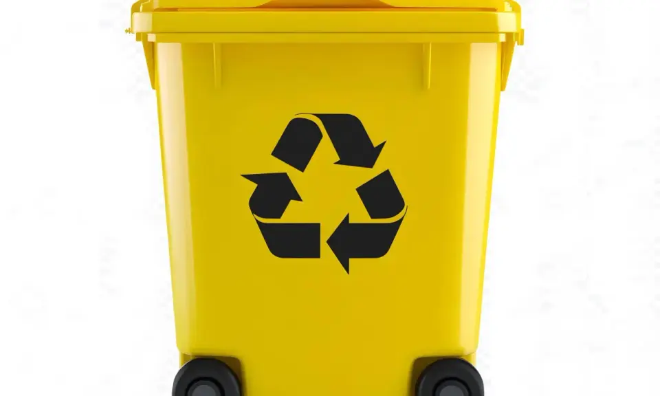 Żółty kosz na śmieci z symbolem recyklingu. Pamiętaj o segregacji, by ułatwić recykling aluminium.