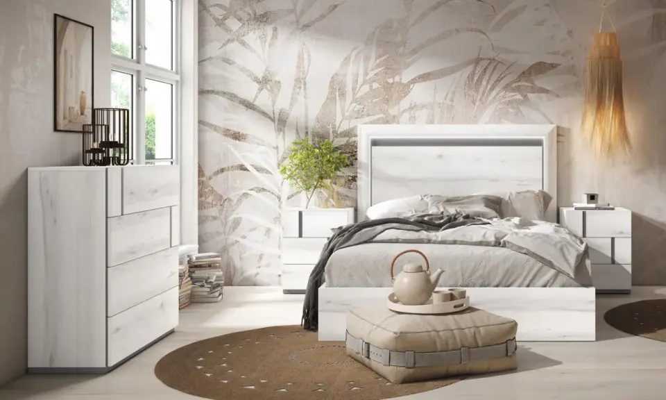 Dormitorio moderno con cabecero de cama en blanco veteado, papel tapiz botánico y cómoda a juego. Un diseño que evoca la calma del feng shui.