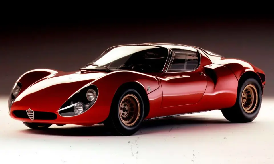 Roter Alfa Romeo 33 Stradale, ein Traumauto. Der Alfa Romeo 33 Stradale Preis ist hoch, aber die Schönheit unbezahlbar.