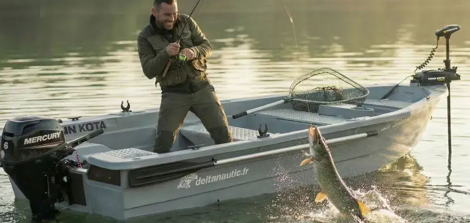 Pêcheur joyeux dans une barque, un brochet saute hors de l'eau. L'image évoque l'idée de fabriquer un poids pour barque, essentiel pour la stabilité lors de telles prises.